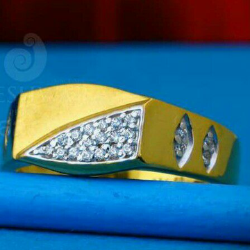 916 Stylish Fancy Cz Gold Gents Ring