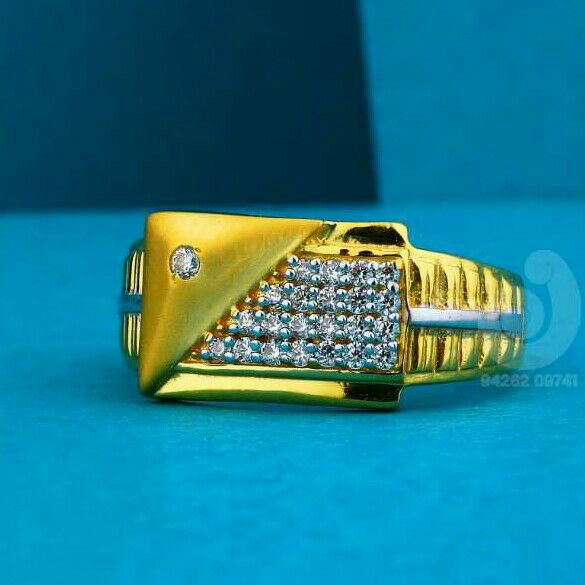 22ct Gold Attractive Cz Gents Ring